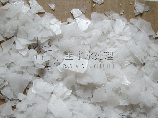 高度片堿具有使乳化廢水穩定和破乳的作用
